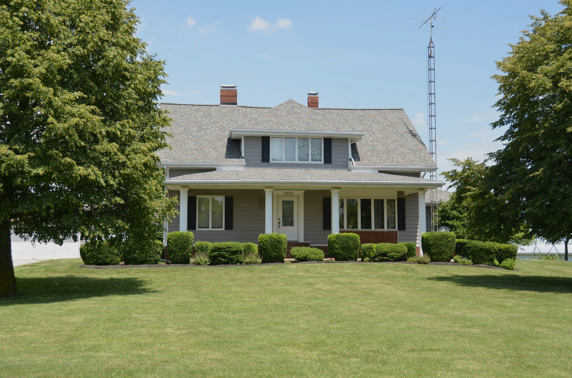 A sunny detached house with a front yard